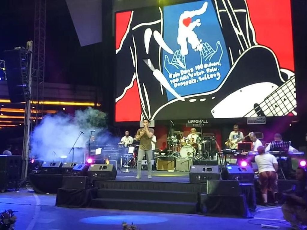 Penonton Histeris Ariel NOAH Manggung di Konser Amal Palu dan Donggala Penonton Histeris Ariel NOAH Manggung di Konser Amal Palu dan Donggala