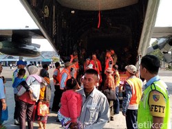 Giliran 472 Pengungsi Palu Kembali Tiba di Lanud Abdulrachman Saleh