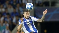 Bek kiri FC Porto, Alex Telles, tampil kokoh di lini belakang saat mengalahkan Galatasaray dengan skor 1-0. Dia bikin assist untuk gol kemenangan yang dicetak Moussa Merega. (REUTERS/Miguel Vidal)