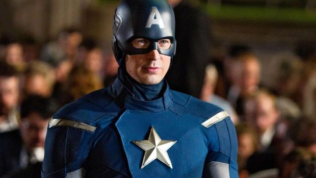 Chris Evans berperan sebagai Captain America. 