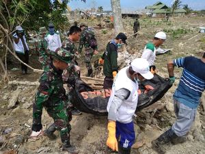 TNI Evakuasi 8 Jenazah Tertimpa Reruntuhan Hotel Roa Roa di Palu TNI Evakuasi 8 Jenazah Tertimpa Reruntuhan Hotel Roa Roa di Palu