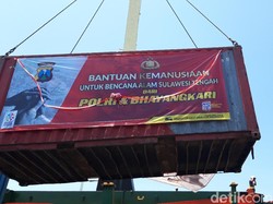 Polda Jatim Kirim 17 Kontainer Sembako ke Korban Gempa Sulteng