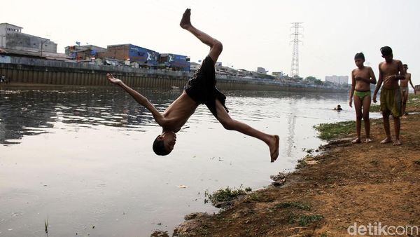 Serunya Berenang di Kanal Banjir Barat