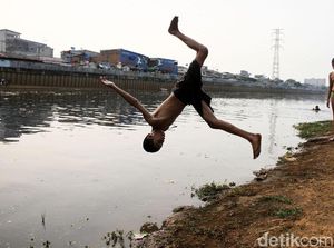 Serunya Berenang di Kanal Banjir Barat