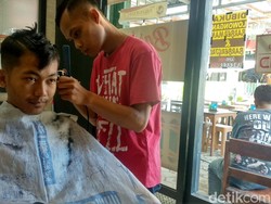 Di Barbershop Ini Pangkas Rambut Bisa Bayar Suka-suka Setiap Jumat