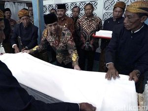 Melihat Tradisi Buka Luwur Makam di Lereng Merbabu Boyolali Melihat Tradisi Buka Luwur Makam di Lereng Merbabu Boyolali