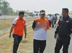 Saat Anies Turun Mobil Bantu Korban Kecelakaan di Tol Cipali