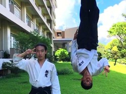 Anti Mainstream! Foto Perpisahan Bareng Teman, Gaya Pria Ini Bikin Melongo