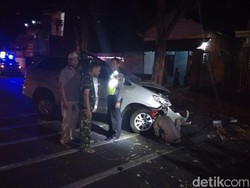 Tabrak Pohon di Jalur Utama Tulungagung, Penumpang Mobil Tewas