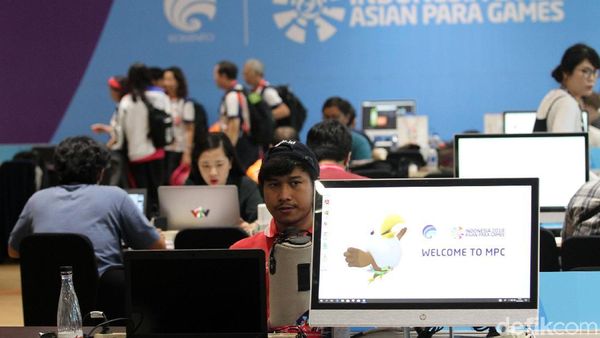 Melihat Kesibukan Ruang Main Press Center Asian Para Games