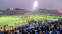 Duel antara Arema FC vs Persebaya Surabaya ada di posisi kesembilan. Duel terjadi di Stadion Kanjuruhan, Malang, Sabtu (6/10/2018), yang dihadiri 26.293 penonton. (Foto: Muhammad Aminudin)