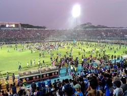 Arema Kalahkan Persebaya, Suporter Serbu Lapangan