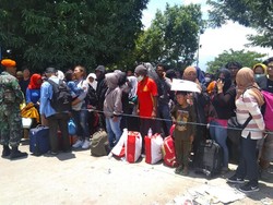 Ribuan Orang Masih Padati Bandara Mutiara Palu