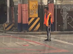 Netizen Luluh, Pria Disabilitas Ini Bantu Arahkan Lalu Lintas yang Sibuk