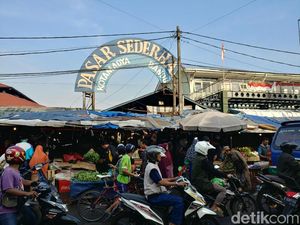 Pasca Kebakaran, Sebagian Pedagang Pasar Sederhana Masih Berjualan Pasca Kebakaran, Sebagian Pedagang Pasar Sederhana Masih Berjualan