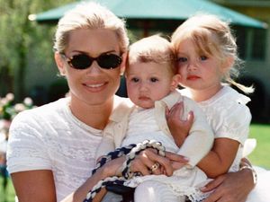 Intip Throwback Keluarga Model Hadid Lewat 8 Foto Ini