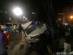 Braak! Dua Kendaraan Terseret KA Mutiara Timur, Satu Tewas