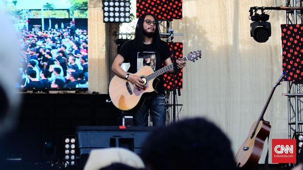 The Panas Dalam tampil di pergelaran kedua Syncronize Festival 2018. Selain membawakan sejumlah lagu hit seperti Cita-Citaku, Sudah Jangan Ke Jatinagor dan Kopral Jono, band yang dimotori Pidi Baiq ini sering bercanda dengan penonton.