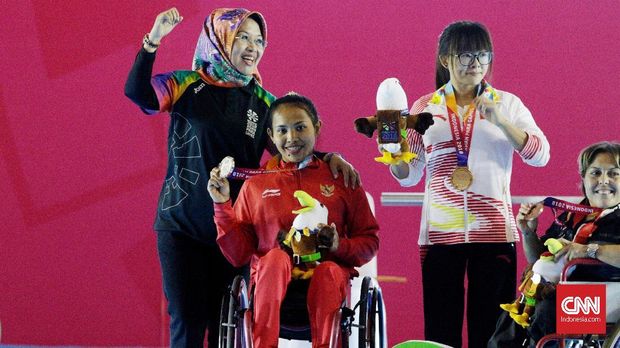 Ni Nengah Widiasih meraih perak di cabor para powerlifting. (