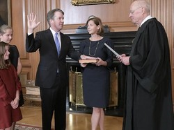 Kavanaugh yang Dituduh Lecehkan Perempuan Resmi Jadi Hakim Agung AS