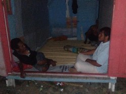 Begini Kehidupan Pengungsi Sigi di Malam Hari