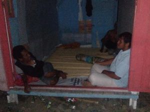 Begini Kehidupan Pengungsi Sigi di Malam Hari Begini Kehidupan Pengungsi Sigi di Malam Hari