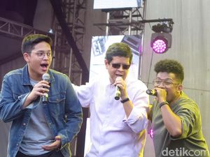 Aksi Panggung Candra Darusman Ditonton Triawan Munaf