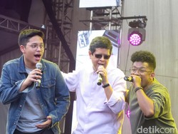 Aksi Panggung Candra Darusman Ditonton Triawan Munaf