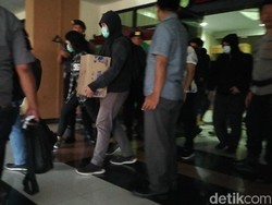 9 Jam Geledah 6 Lokasi di Pasuruan, KPK Bawa Tumpukan Barang Bukti