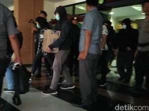 9 Jam Geledah 6 Lokasi di Pasuruan, KPK Bawa Tumpukan Barang Bukti 9 Jam Geledah 6 Lokasi di Pasuruan, KPK Bawa Tumpukan Barang Bukti