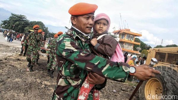 Melihat Perjuangan TNI Bantu Korban Gempa Palu