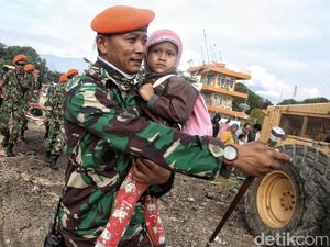 Melihat Perjuangan TNI Bantu Korban Gempa Palu