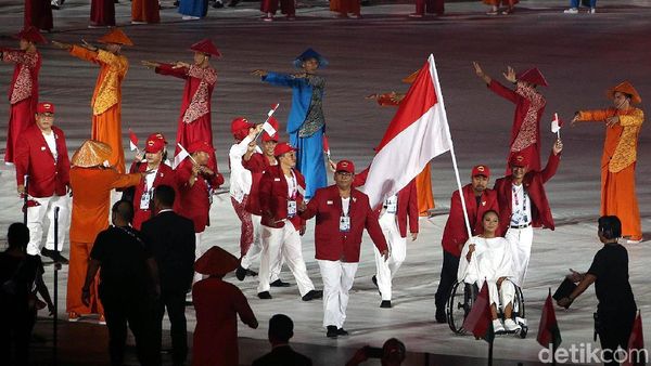 Salam Sapa Kontingen Saat Defile Pembukaan Asian Para Games