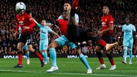Tampil di hadapan publik sendiri di Old Trafford, Sabtu (6/10/2018), MU justru memulai pertandingan dengan mengecewakan. (Foto: Phil Noble/Reuters)