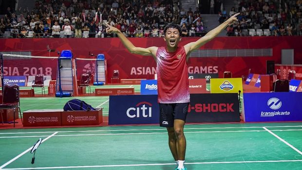 Pebulu tangkis putra Indonesia Deva Anrimushti meluapkan kemenangan usai memenangkan pertandingan final beregu putra Asian Para Games 2018, di Istora Senayan, Jakarta, Minggu (7/10). Indonesia meraih medali emas usai mengalahkan Malaysia 2 - 1. ANTARA FOTO/Galih Pradipta/nz/18