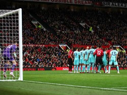 Kebangkitan MU dimulai di menit ke-70. Tendangan bebas melengkung Juan Mata gagal dijangkau Dubravka sebelum menembus gawang Newcastle. (Foto: Clive Brunskill/Getty Images)
