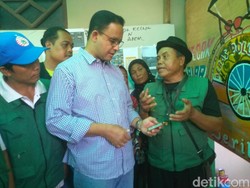 Anies Janji Lengkapi Aturan Operasional Becak di DKI