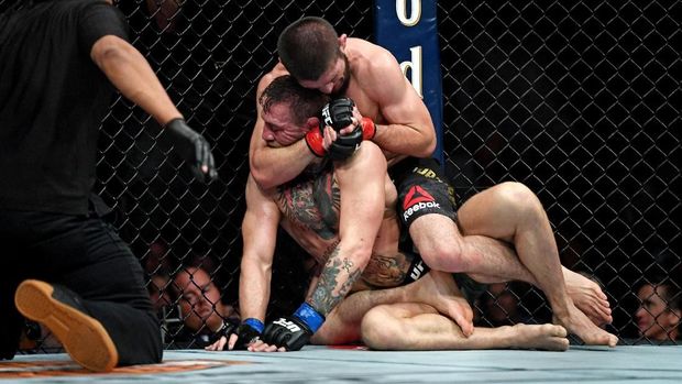 Khabib Nurmagomedov menang lewat kuncian leher di laga perdana.