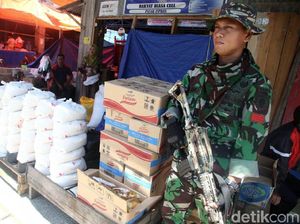 TNI Jaga Bantuan untuk Korban Gempa Sulteng TNI Jaga Bantuan untuk Korban Gempa Sulteng