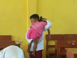 Belajar Tanggung Jawab dari Fatta yang Rawat Adik di Kelas