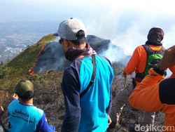 Hutan di Lereng Gunung Ungaran Terbakar