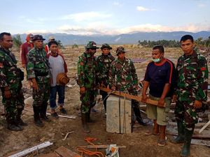 Tim Kodam Hasanuddin Temukan Brankas Berisi Rp 1 M di Reruntuhan Sigi Tim Kodam Hasanuddin Temukan Brankas Berisi Rp 1 M di Reruntuhan Sigi