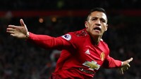 Namun di antara itu semua, perekrutan Alexis Sanchez pada Januari 2018 dinilai sebagai yang terparah. Dengan gajinya yang mencapai 560 ribu Pound per pekan, ia cuma mencetak 5 gol dalam 45 laga, lalu dilepas ke Inter Milan pada Agustus 2019. Video dirinya bermain piano dengan seragam MU pun menjadi olok-olok di media sosial. Foto: Clive Brunskill/Getty Images