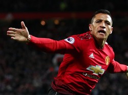 Alexis Sanchez menjadi pahlawan MU. Di menit ke-90, sontekan Sanchez menghujam bawah gawang Newcastle untuk membawa MU berbalik unggul 3-2. Old Trafford pun bergemuruh. (Foto: Clive Brunskill/Getty Images)