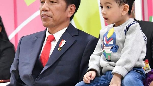 6 Gaya Stylish Cucu Jokowi Jan Ethes, Pakai Baju Harga Rp 4 Jutaan