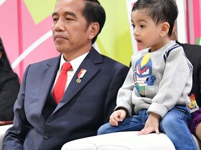6 Gaya Stylish Cucu Jokowi Jan Ethes, Pakai Baju Harga Rp 4 Jutaan