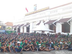 Ini Keseruan Nobar Persebaya vs Arema di Mapolrestabes Surabaya