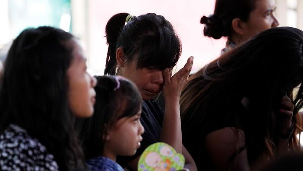 Tangis Warga Sigi Saat Hadiri Ibadat di Tenda Darurat
