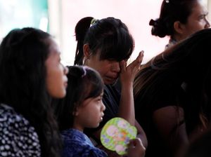 Tangis Warga Sigi Saat Hadiri Ibadat di Tenda Darurat