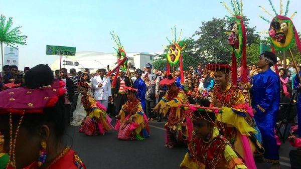 Potret Kemeriahan Festival Pawai Budaya Jawa Barat di CFD Bekasi
